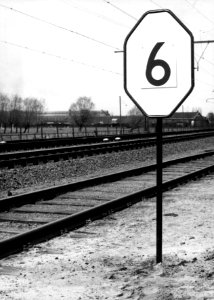 HUA-153952-Afbeelding van een snelheidsbeperkingsbord van de NS bij Culemborg