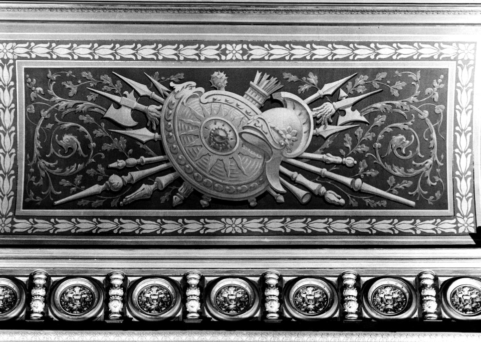 HUA-156749-Afbeelding van een geschilderde wapenuitrusting in het trappenhuis van het Koninklijk paviljoen van het N.S.-station Den Haag H.S. te Den Haag
