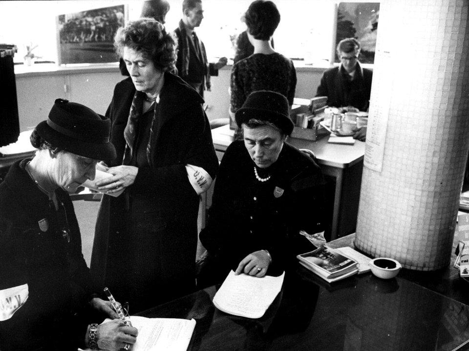 HUA-157549-Afbeelding van drie dames van de U.V.V. (Unie van Vrijwilligers) tijdens administratieve werkzaamheden naar aanleiding van de treinramp te Harmelen