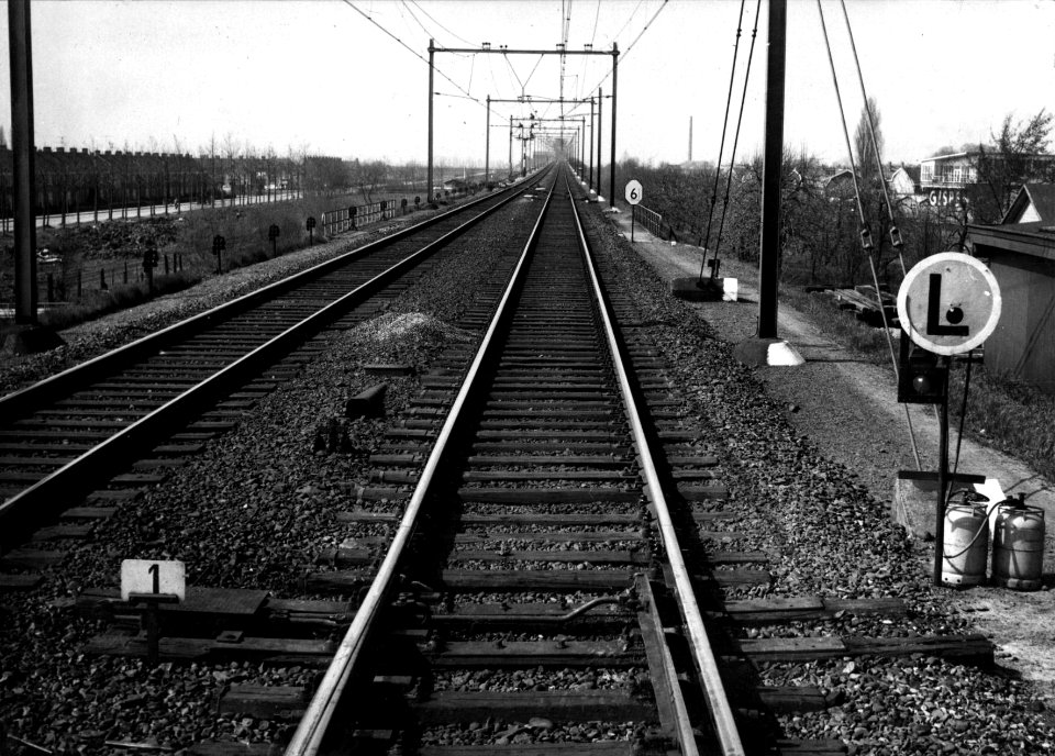 HUA-153949-Afbeelding van de spoorlijn bij Culemborg met een L-bord voor tijdelijke snelheidsbeperking