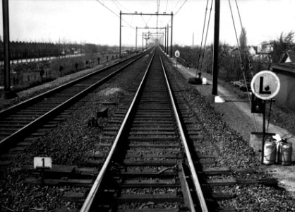 HUA-153949-Afbeelding van de spoorlijn bij Culemborg met een L-bord voor tijdelijke snelheidsbeperking