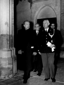 HUA-157543-Afbeelding van J. E. H. baron van Nagell (kamerheer in buitengewone dienst van H.M. de Koningin) en luitenant-kolonel Laverman van de Rijkspolitie (rechts) in de Domkerk te Utrecht tijdens de rouwdien