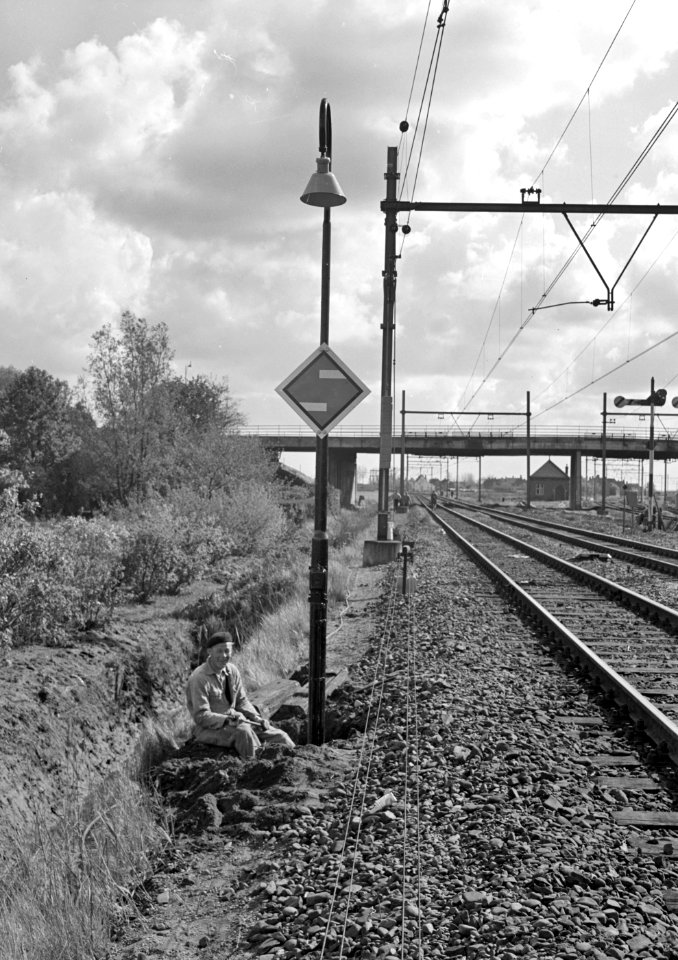 HUA-153942-Afbeelding van het waarschuwingsbord dat na 300 meter de stroomafnemers neergelaten moeten zijn, bij Roosendaal