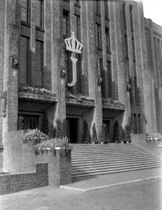 HUA-153811-Gezicht op de versierde voorgevel van het derde Administratiegebouw van de Nederlandsche Spoorwegen (Hoofdgebouw III van de Nederlandsche Spoorwegen; Moreelsepark 1) te Utrecht, ter gelegenheid van de