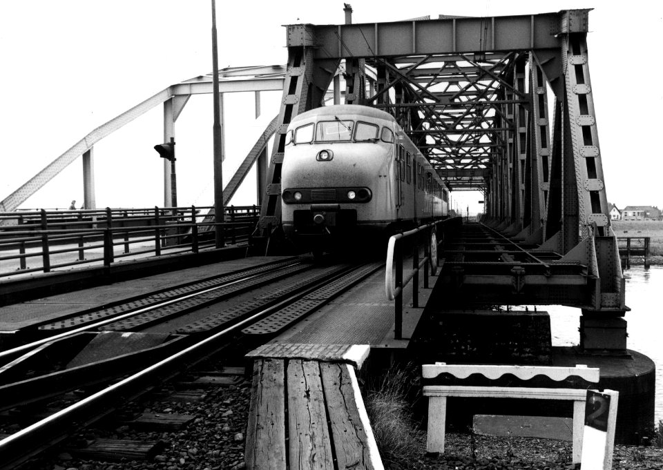 HUA-153650-Gezicht op de spoorbrug over de IJssel bij Zutphen met een electrisch treinstel plan V (mat. 1964) van de N.S
