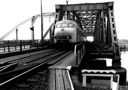 HUA-153650-Gezicht op de spoorbrug over de IJssel bij Zutphen met een electrisch treinstel plan V (mat. 1964) van de N.S