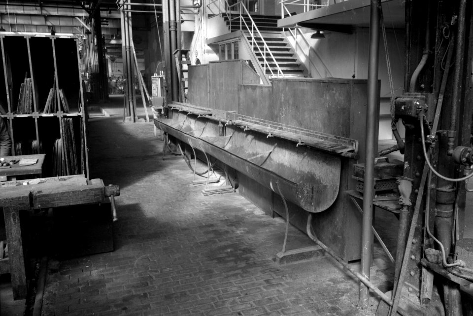 HUA-159327-Interieur van de hoofdwerkplaats van de N.S. te Amersfoort- oude wasgelegenheid