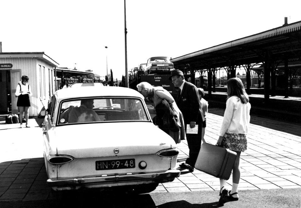 HUA-159577-Afbeelding van het oprijden van een auto op de autoslaaptrein te 's-Hertogenbosch
