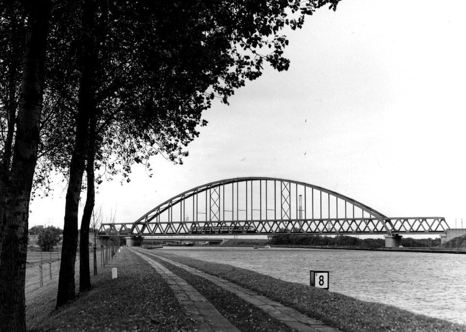 HUA-153637-Gezicht op de spoorbrug over het Amsterdam-Rijnkanaal bij Weesp met een electrisch treinstel mat. 1964 (plan V) van de N.S
