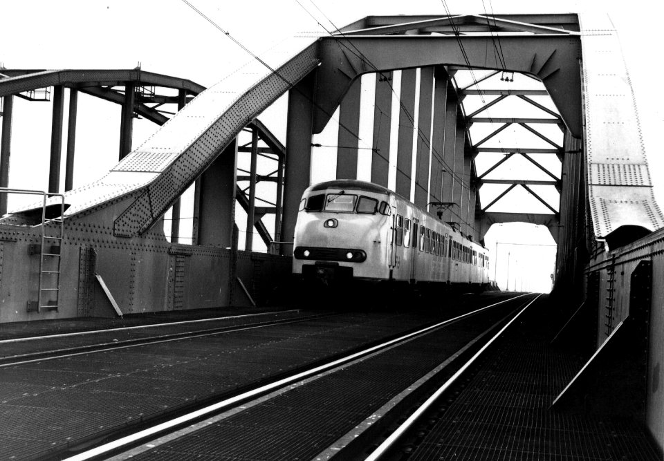 HUA-153607-Afbeelding van een electrisch treinstel mat 1964 plan V van de NS op de spoorbrug over het Amsterdam Rijnkanaal te Utrecht spoorlijn Utrecht Rotterdam