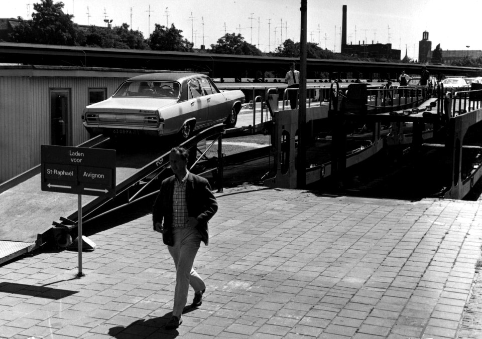 HUA-159572-Afbeelding van het oprijden van auto's op de autoslaaptrein te 's-Hertogenbosch