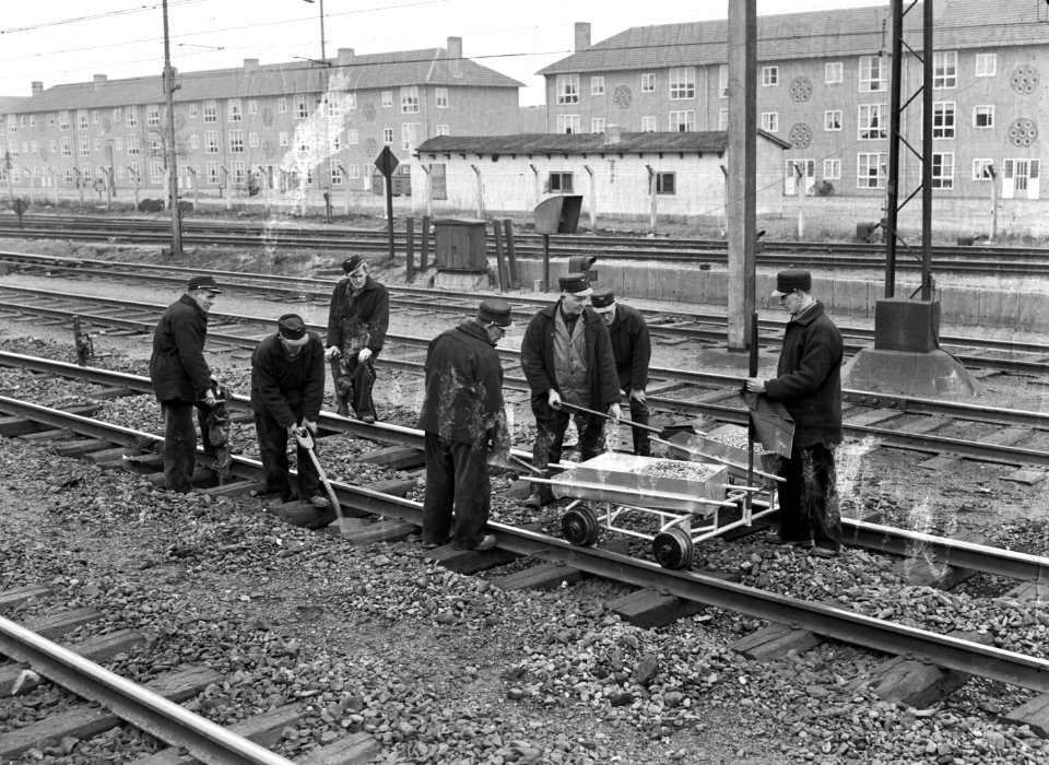 HUA-159322-Afbeelding van een "splitploeg" (onderhoudsploeg voor het ballastbed van een spoorlijn of emplacement) van de N.S. te 's-Hertogenbosch