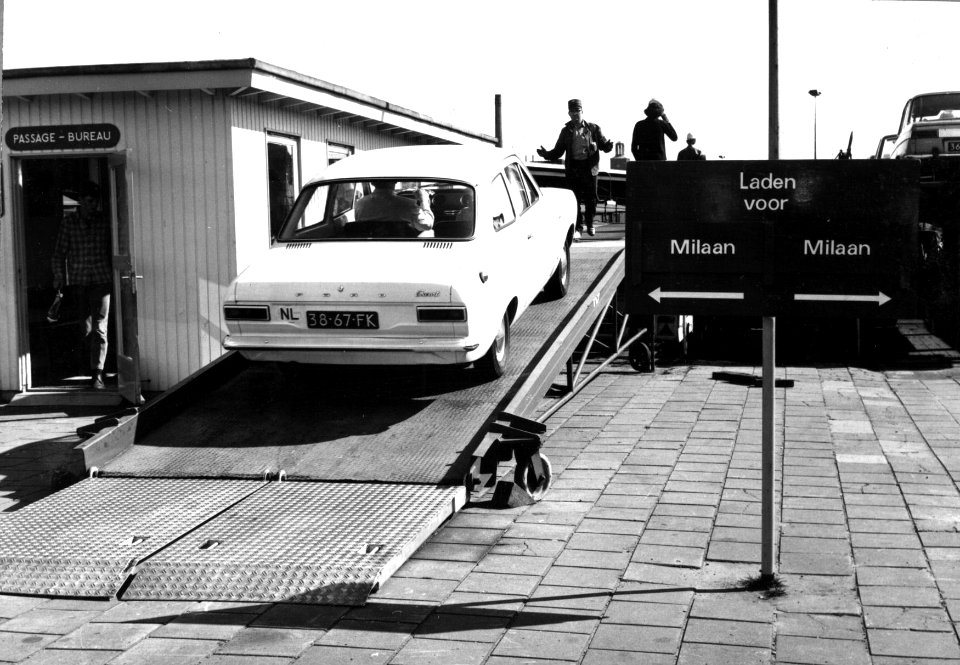 HUA-159565-Afbeelding van het oprijden van auto s op de autoslaaptrein te s Hertogenbosch