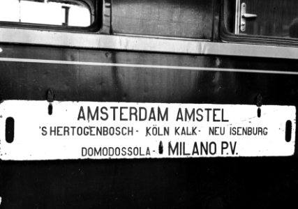 HUA-159528-Afbeelding van het koersbord op een rijtuig van de autoslaaptrein naar Milano op het N.S.-station Amsterdam Amstel te Amsterdam