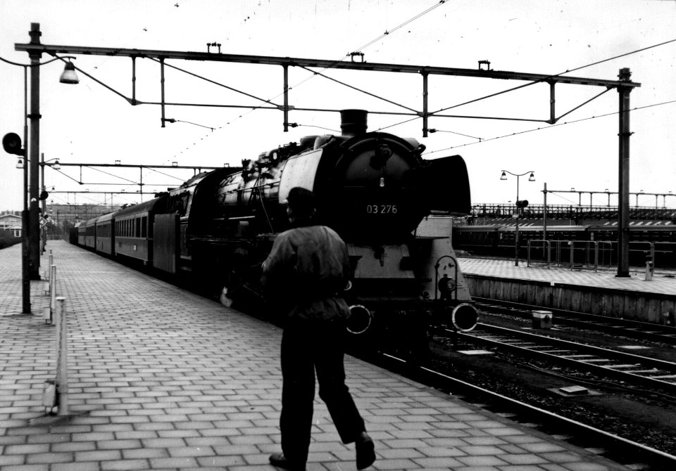 HUA-159630-Afbeelding van de aankomst van de autoslaaptrein, getrokken door de stoomlocomotief nr. 03 276 (Baureihe 03) van de D.B. op het N.S.-station Venlo te Venlo