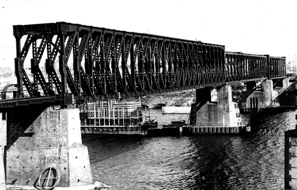 HUA-153619-Gezicht op de nood spoorbrug over de Maas bij Venlo