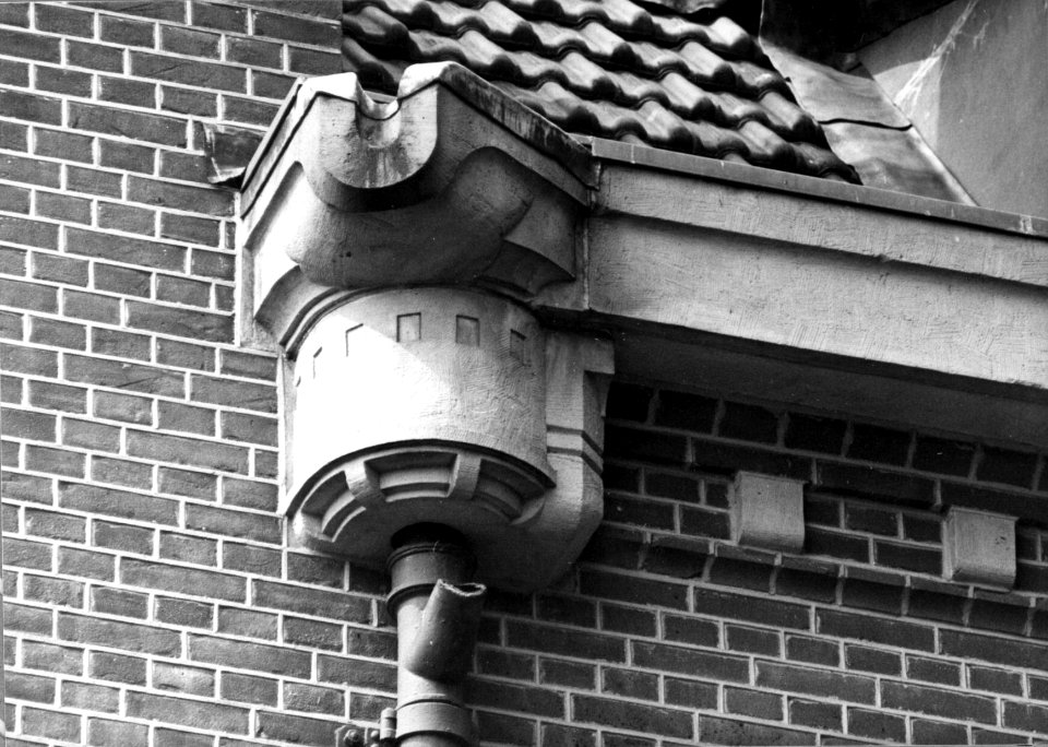 HUA-153997-Detail van de voorgevel van het N.S.-station Haarlem te Haarlem- regengoot