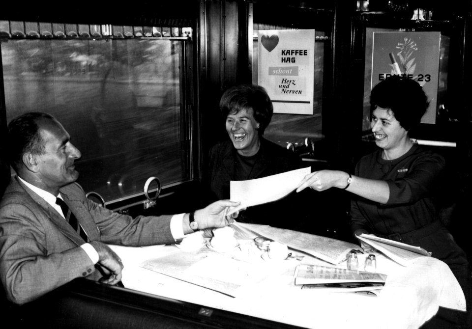HUA-159629-Afbeelding van het enquêteren van reizigers in de autoslaaptrein ter hoogte van Venlo