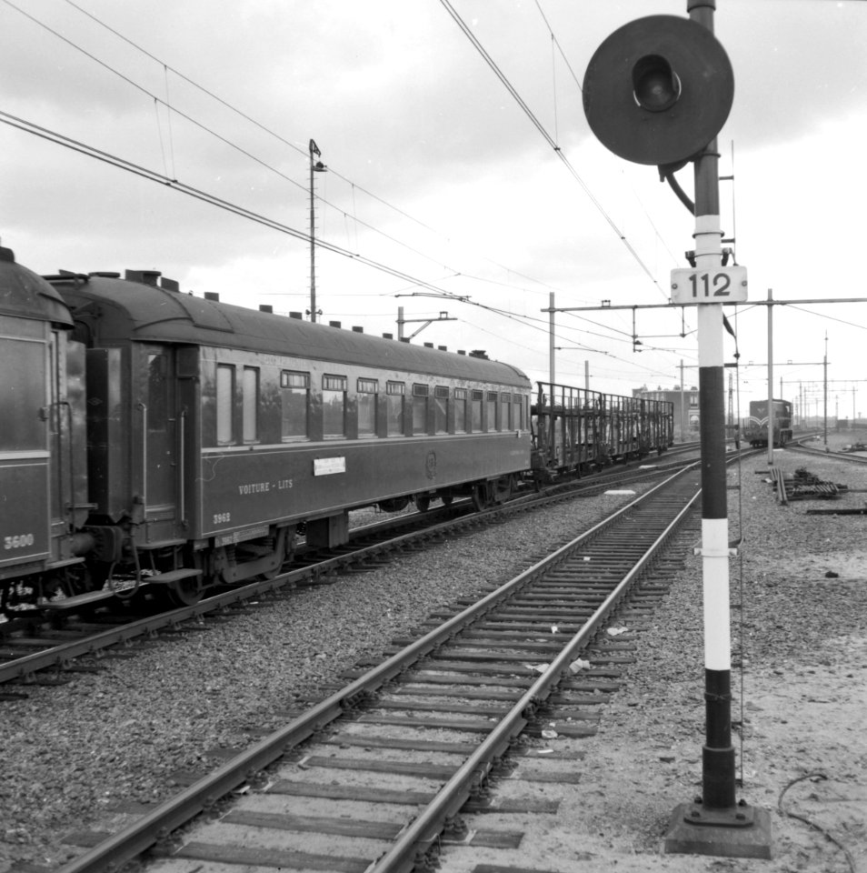 HUA-159558-Afbeelding van een gedeelte van de autoslaaptrein op het emplacement van het N.S.-station 's-Hertogenbosch te 's-Hertogenbosch