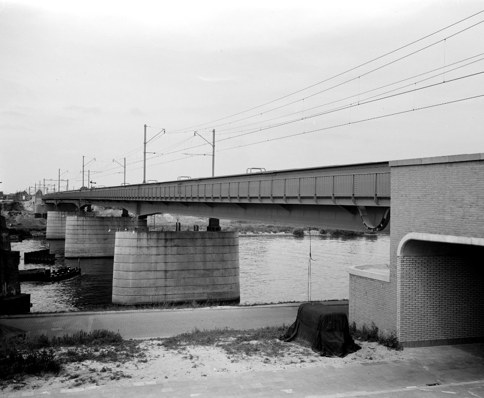 HUA-153625-Gezicht op de nieuwe spoorbrug over de Maas bij Venlo