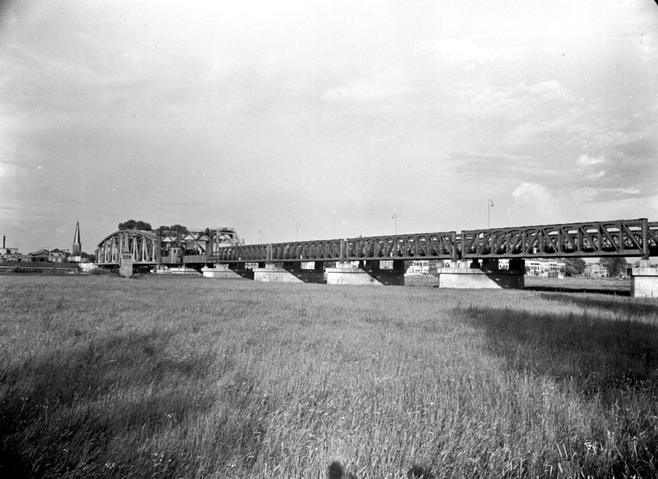 HUA-153651-Gezicht op de nieuwe spoorbrug over de IJssel bij Zutphen