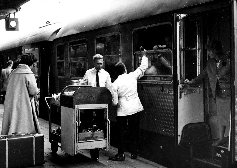 HUA-153786-Afbeelding van een koffiekarretje op het perron van het N.S.-station Arnhem te Arnhem
