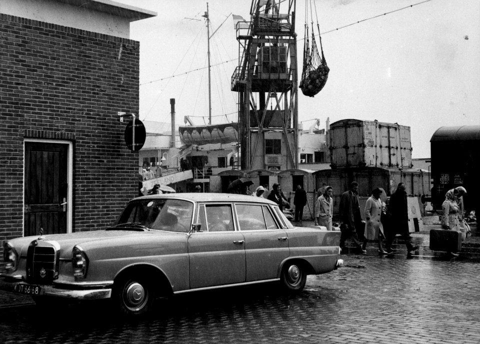 HUA-159520-Afbeelding van een Mercedes en passagiers van de boot uit Engeland op de kade bij het N.S.-station Hoek van Holland Haven te Hoek van Holland