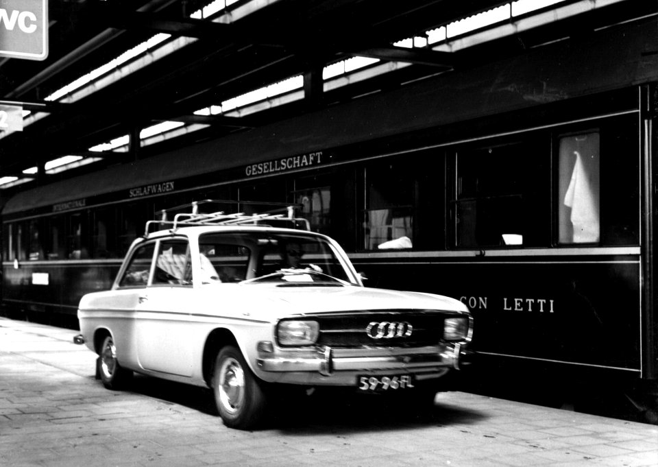 HUA-159538-Afbeelding van een auto Audi voor de autoslaaptrein op het perron van het NS station Amsterdam Amstel te Amsterdam