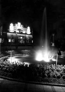 HUA-153822-Afbeelding van de feestverlichting aan de voorgevel van het N.S.-station Roosendaal te Roosendaal, ter gelegenheid van het 100-jarig bestaan van de spoorwegen in Roosendaal