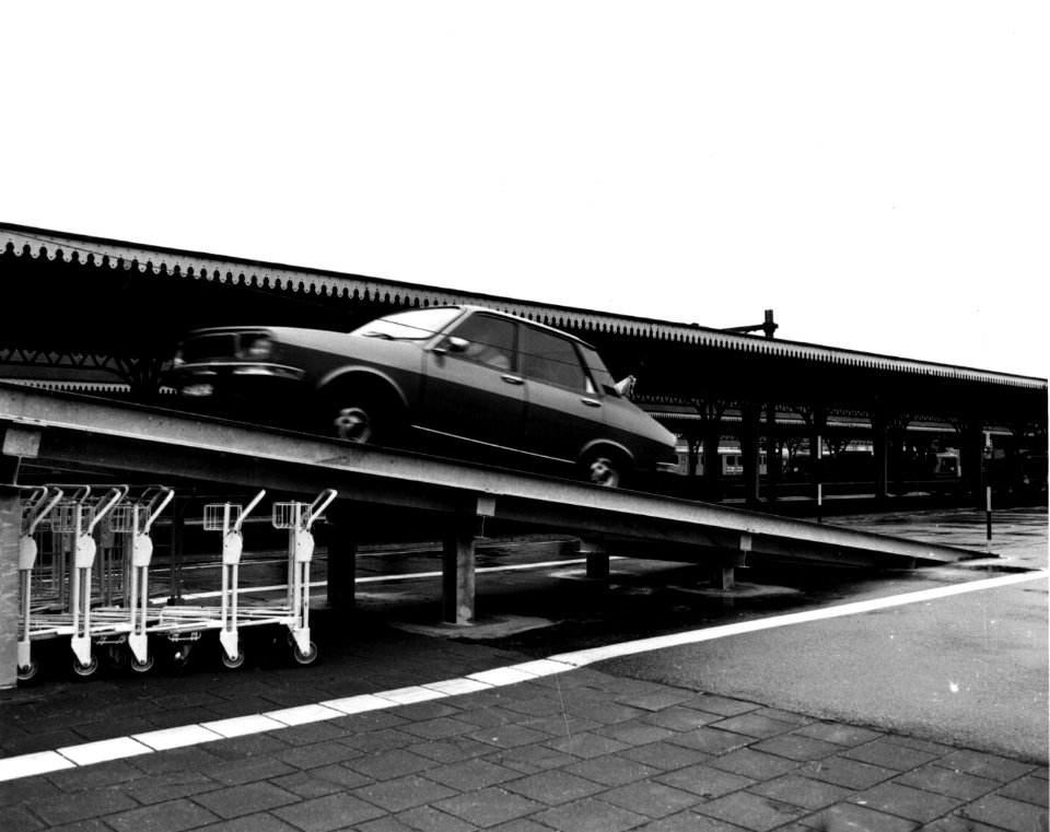 HUA-159617-Afbeelding van het oprijden van een auto op de autoslaaptrein te 's-Hertogenbosch