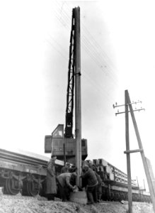 HUA-163981-Afbeelding van het plaatsen van een betonnen bovenleidingsmast ten behoeve van de electrificatie van de spoorlijn Arnhem Zwolle ter hoogte van Gorssel