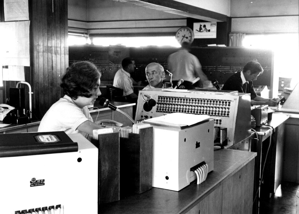 HUA-159654-Afbeelding van treindienstleiders in het seinhuis (CVL-post) van de N.S. te Rotterdam