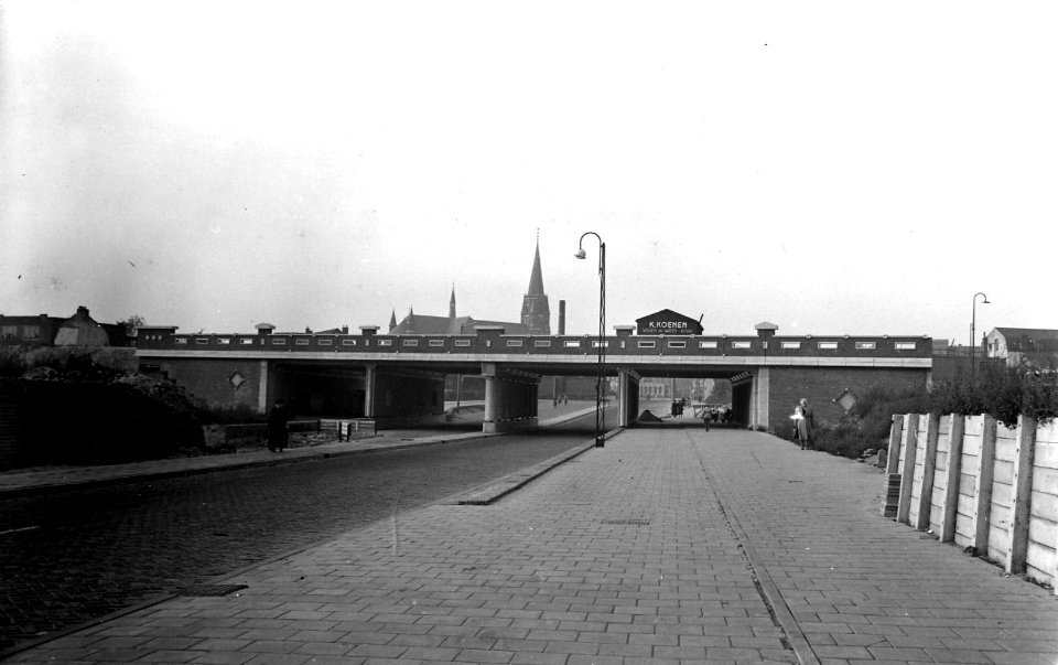 HUA-163955-Gezicht op het spoorviaduct over de Emmasingel (Emmasingelviaduct of Boschdijkviaduct) te Eindhoven