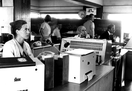 HUA-159655-Afbeelding van treindienstleiders in het seinhuis (CVL-post) van de N.S. te Rotterdam