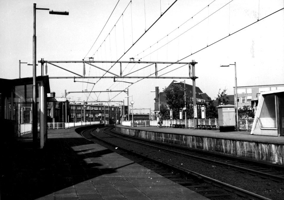 HUA-153229-Gezicht op de perrons van het NS station Rotterdam Bergweg te Rotterdam