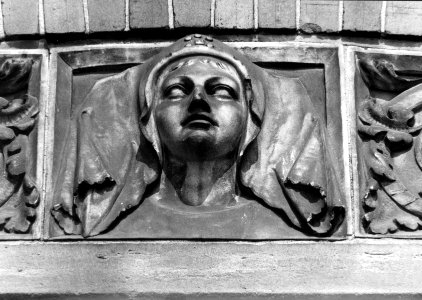 HUA-156634-Afbeelding van een stenen reliëf voorstellende een volk aan de voorgevel van het N.S.-station Amsterdam C.S. te Amsterdam