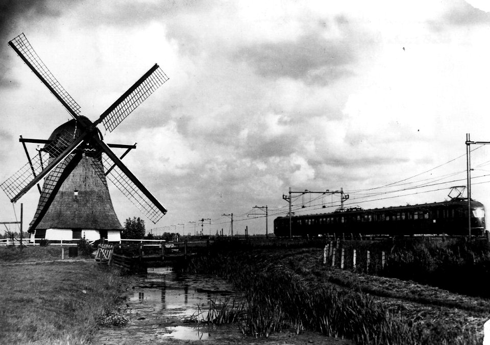 HUA-164064-Afbeelding van een electrisch treinstel mat 1946 van de NS in een landschap met molen ter hoogte van Hazerswoude