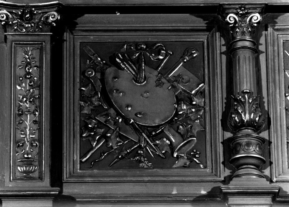 HUA-156764-Afbeelding van een reliëf voorstellende schildersattributen in de wachtkamer van het Koninklijk paviljoen van het N.S.-station Den Haag H.S. te Den Haag