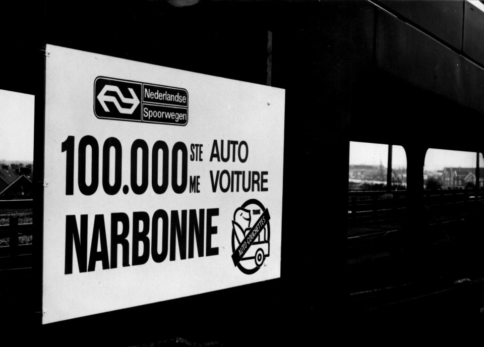 HUA-159640-Afbeelding van het bord ter gelegenheid van de 10000ste auto voor de autoslaaptrein naar Narbonne