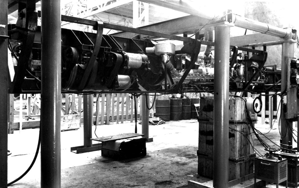 HUA-164078-Afbeelding een motor voor de in aanbouw zijnde diesel-electrische treinstellen DE 1 en DE 2 ("Blauwe Engel") in de proefstand bij de N.V. Allan te Rotterdam