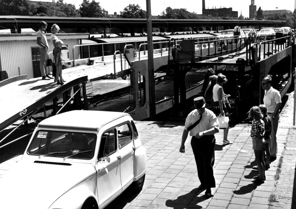 HUA-159579-Afbeelding van het oprijden van een auto op de autoslaaptrein te 's-Hertogenbosch