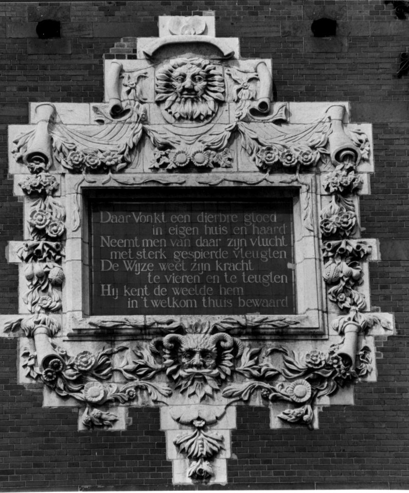HUA-156644-Afbeelding van een door JA Alberdingk Thijm vervaardigd gedicht in een stenen cartouche vervaardigd door E Roskam aan de linker zijgevel van het konin