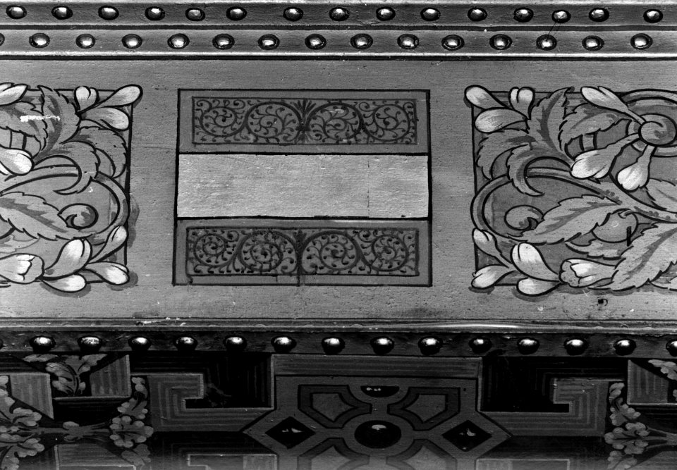 HUA-156702-Afbeelding van het wapen van Genève (?) op een stalen balk in de wachtkamer van het koninklijk paviljoen in het N.S.-station Amsterdam C.S. te Amsterdam
