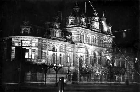 HUA-153813-Gezicht op het verlichte N.S.-station Den Haag H.S. te Den Haag ter gelegenheid van de kroning van prinses Juliana tot koningin der Nederlanden