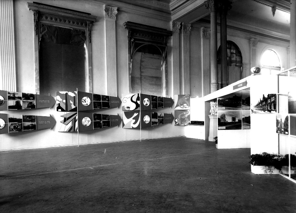 HUA-164048-Afbeelding van de "NS Electrificatie Tentoonstelling" van de N.S. te Leeuwarden. N.B. De tentoonstelling staat in verband met de electrificatie van de spoorlijn Meppel-Leeuwarden (opening 17-5-1952)
