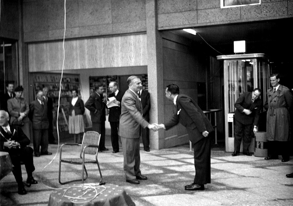 HUA-164055-Afbeelding van dr. ir. F. Q. den Hollander (president-directeur van de N.S.) in de hal van het N.S.-station Zutphen te Zutphen, tijdens de officiële opening van het nieuwe stationsgebouw