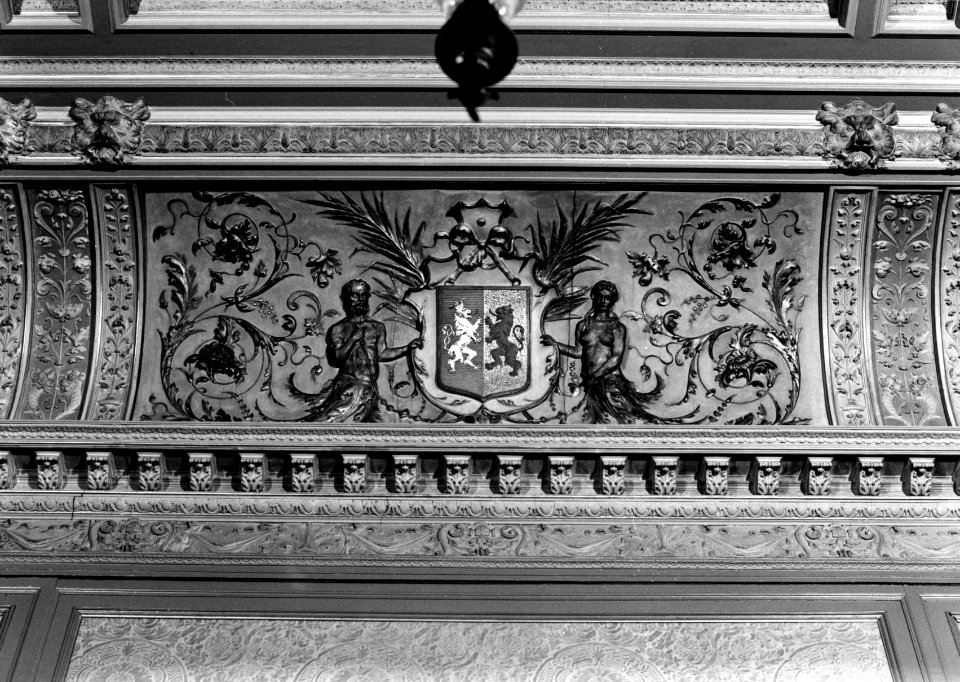 HUA-156756-Afbeelding van een wapen in de wachtkamer van het Koninklijk paviljoen van het N.S.-station Den Haag H.S. te Den Haag