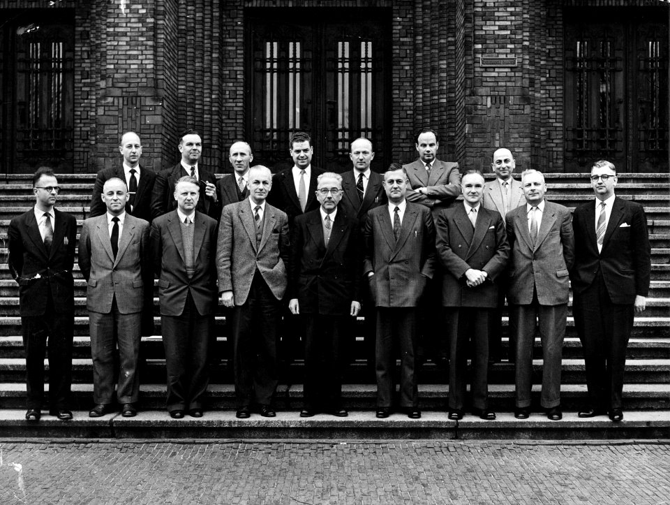 HUA-157713-Groepsportret van de directie van de N.S. op de trap voor de ingang van het 3e Administratiegebouw van de Nederlandse Spoorwegen (Hoofdgebouw III van de Nederlandse Spoorwegen; Moreelsepark 1) te Utre