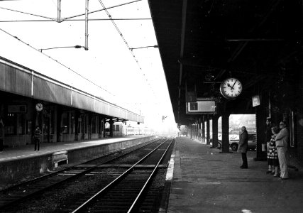HUA-153298-Gezicht op de perrons van het NS station Naarden Bussum te Bussum
