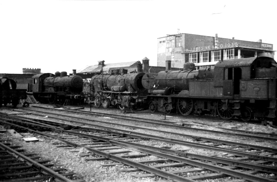 HUA-160415-Afbeelding van tijdens de oorlog beschadigde en vernielde stoomlocomotieven op het NS station Zutphen te Zutphen